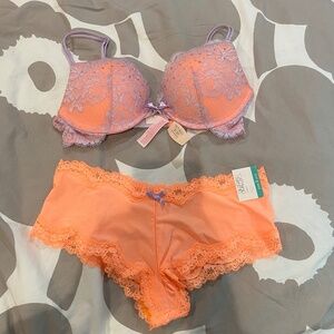 NWT Victoria’s Secret Very Sexy Plunge Push-Up Bra- 32C